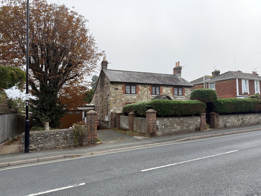 Lot: 58 - FREEHOLD DETACHED COTTAGE FOR INVESTMENT - Detached cottage with stone wall and driveway